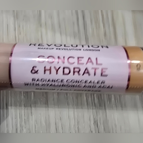 Revolution Beauty Conceal and Hydrate Radiance Concealer C6 New Sealed - Picture 3 of 4